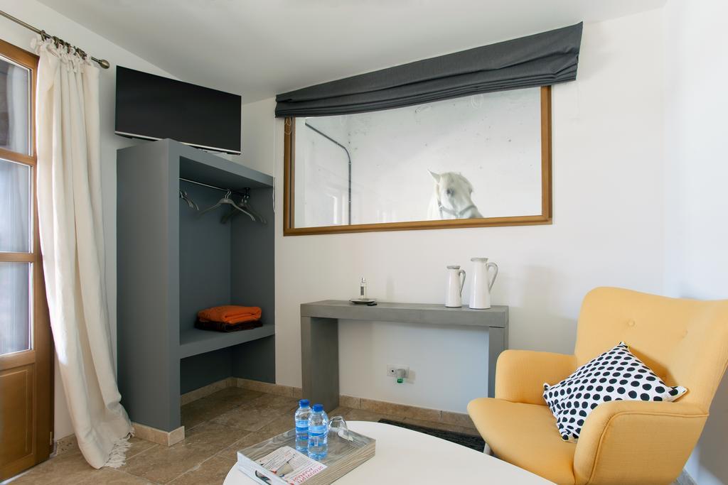 Mas Lou Caloun - Chambre D'Hote Face A La Piscine En Camargue - Les Saintes Maries De La Mer Room photo
